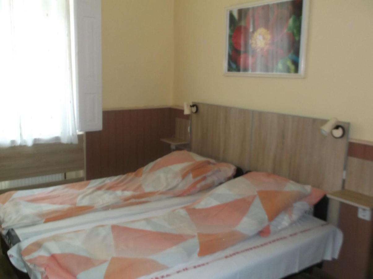 Vali Vendeghaz Bed & Breakfast Гюла Екстериор снимка